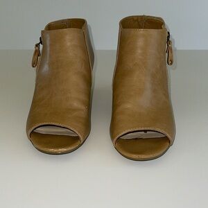 Relativity size 7 1/2 tan color open toe block heel shoes